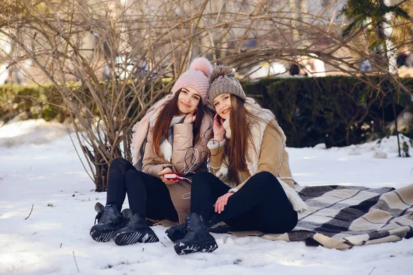 Meninas felizes em uma cidade de inverno — Fotografia de Stock