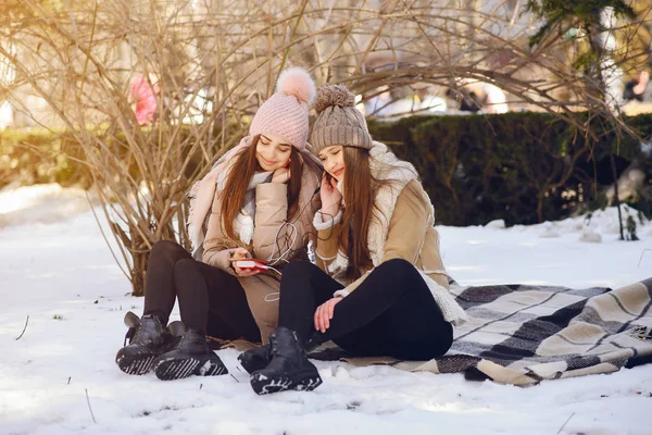 Ragazze felici in una città invernale — Foto Stock