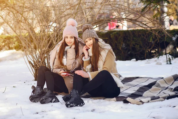 Happy girls in a winter city — Stock Photo, Image