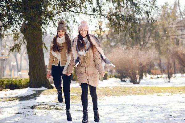 Meninas felizes em uma cidade de inverno — Fotografia de Stock