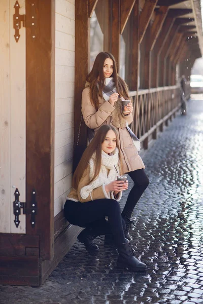 Счастливые девушки в зимнем городе — стоковое фото