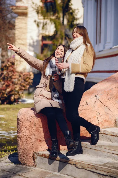 Chicas felices en una ciudad de invierno — Foto de Stock