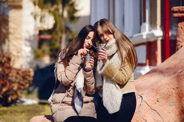 Chicas felices en una ciudad de invierno —  Fotos de Stock