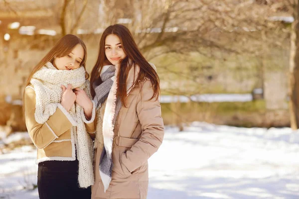 Happy girls in a winter city — Stock Photo, Image