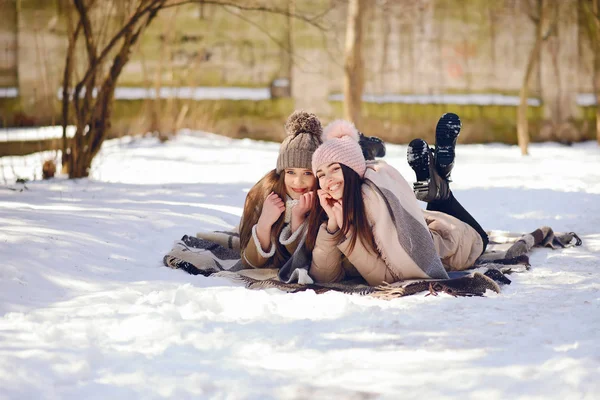Glada tjejer i en Vinterstaden — Stockfoto