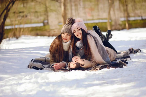 Gelukkig meisjes in een winter-stad — Stockfoto