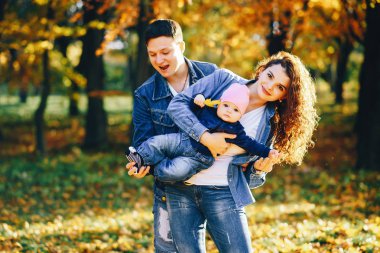 bir parkta güzel ailesi