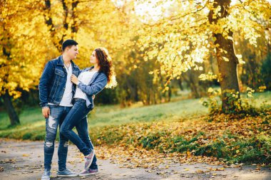 bir parkta güzel Çift