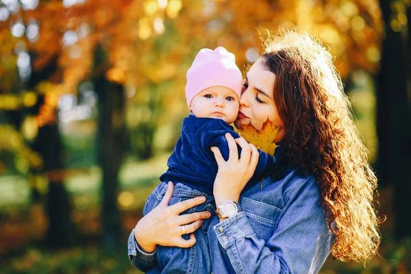 Anne ile kızı bir parkta — Stok fotoğraf