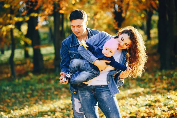 Família bonita em um parque — Fotografia de Stock