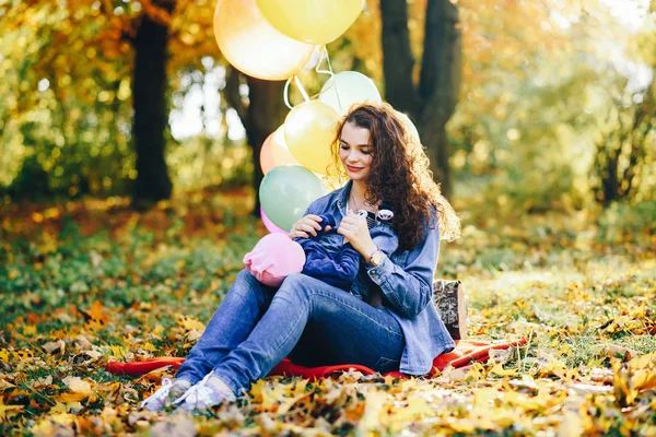 Madre con figlia in un parco — Foto Stock