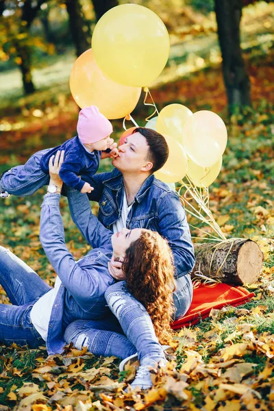 Prachtige familie in een park — Stockfoto