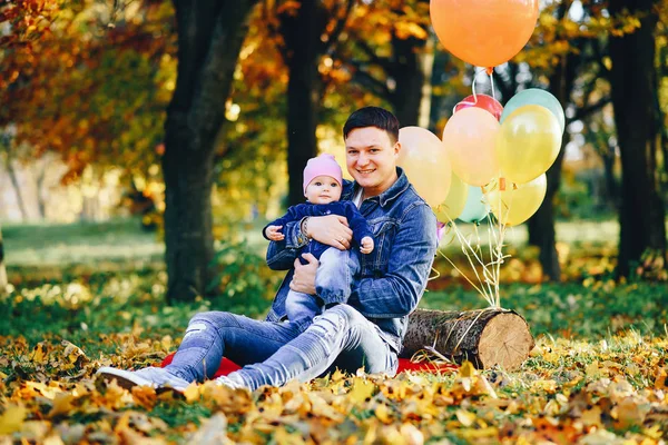 Prachtige familie in een park — Stockfoto