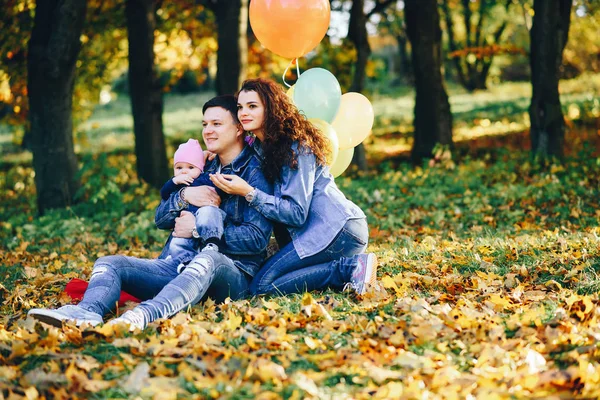 Bella famiglia in un parco — Foto Stock