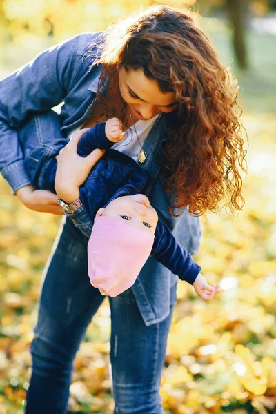 Anne ile kızı bir parkta — Stok fotoğraf