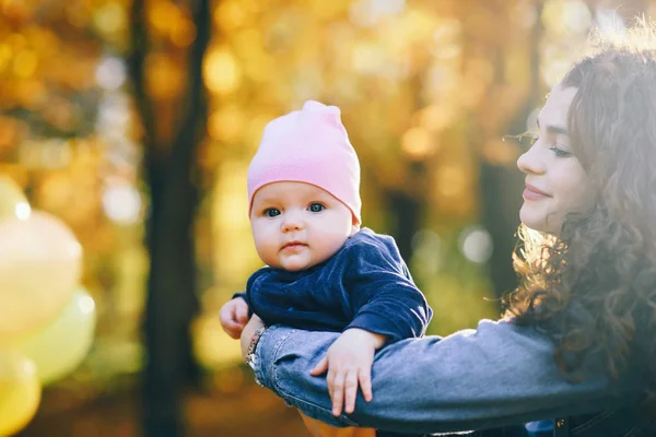 Madre con figlia in un parco — Foto Stock