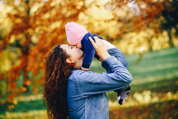 Anne ile kızı bir parkta — Stok fotoğraf