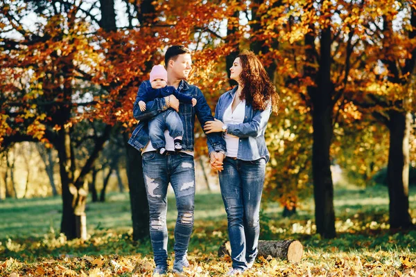 Prachtige familie in een park — Stockfoto