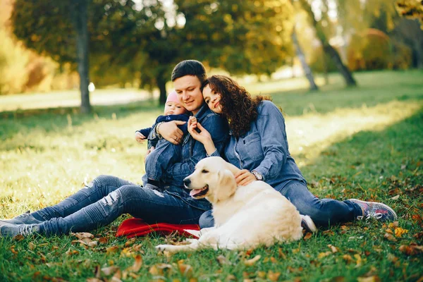 Bir parkta güzel ailesi — Stok fotoğraf