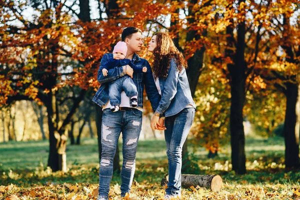 Aile Sonbahar Bir Parkta Anne Küçük Kızı Sonbahar Bir Ormanda — Stok fotoğraf