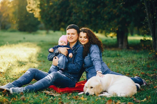 Vacker familj i en park — Stockfoto
