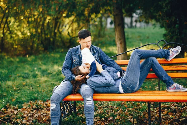 Hermosa familia en un parque — Foto de Stock