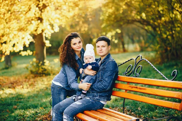 Prachtige familie in een park — Stockfoto