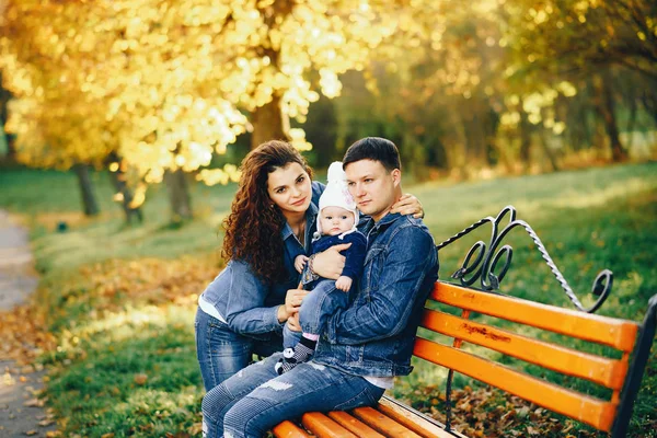Bella famiglia in un parco — Foto Stock
