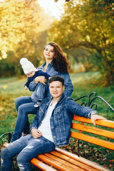 Prachtige familie in een park — Stockfoto