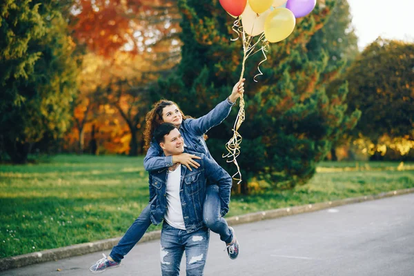 Bir parkta güzel Çift — Stok fotoğraf