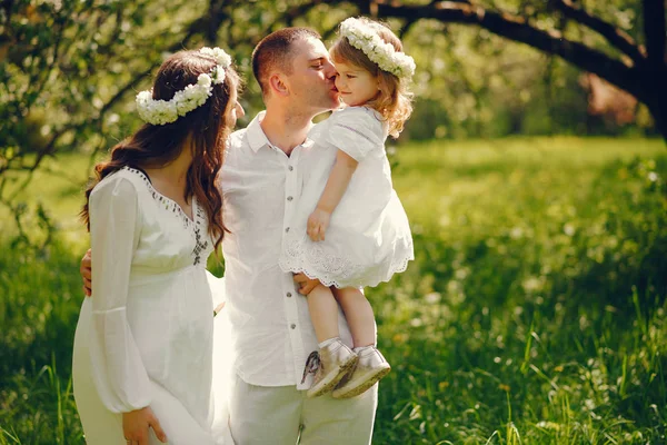 Famille dans un jardin — Photo