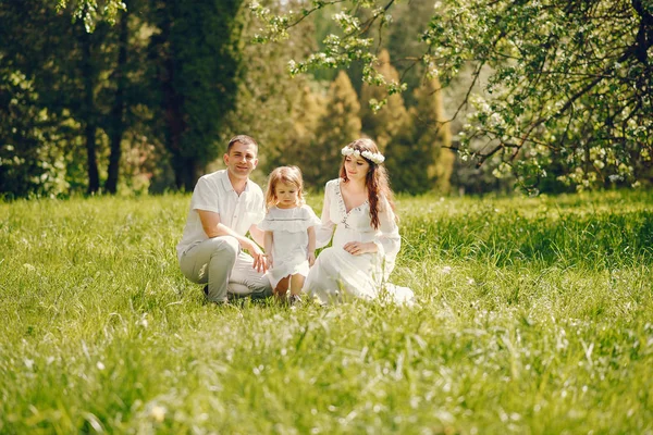 Familie in een tuin — Stockfoto