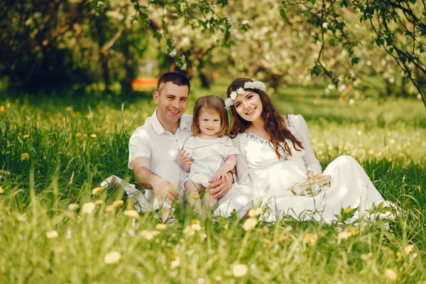 Familie in een tuin — Stockfoto