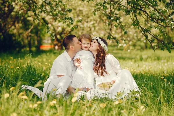 Familie in een tuin — Stockfoto