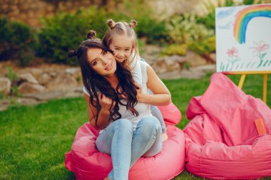 Anne ve kızı çizim