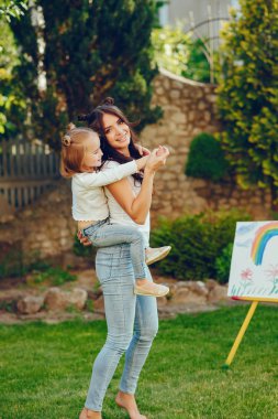 Anne ve kızı çizim