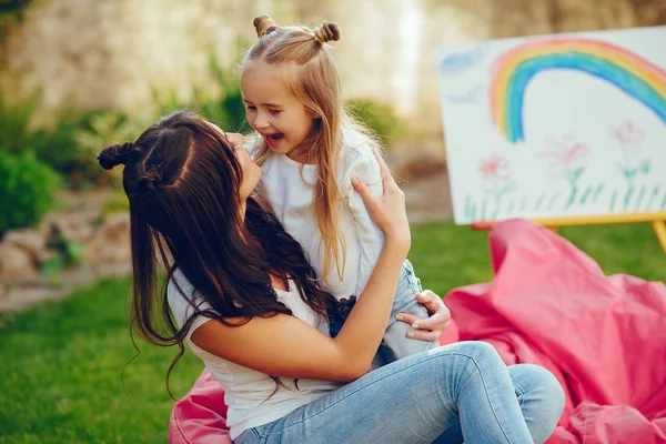 Mother and daughter drawing — Stock Photo, Image