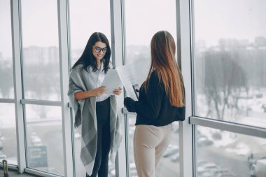 ofiste iş kadınları