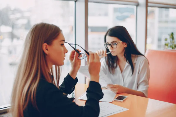 Deux Belles Femmes Affaires Assises Dans Bureau Engagées Dans Entreprise — Photo