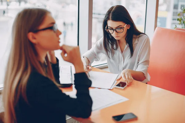 ofiste iş kadınları