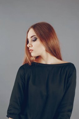 bir duvar ve fotoğrafçı için pozlar karşı güzel kız