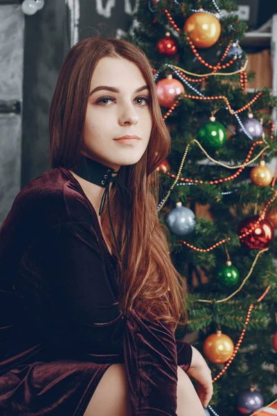 Mädchen in der Nähe von Weihnachtsbaum — Stockfoto