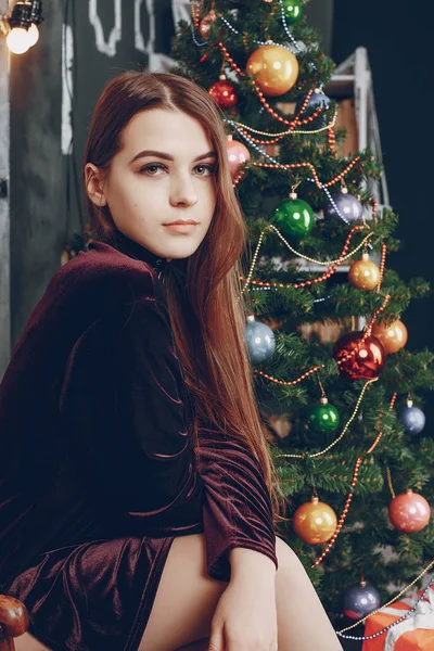 Κορίτσι κοντά στο χριστουγεννιάτικο δέντρο — Φωτογραφία Αρχείου