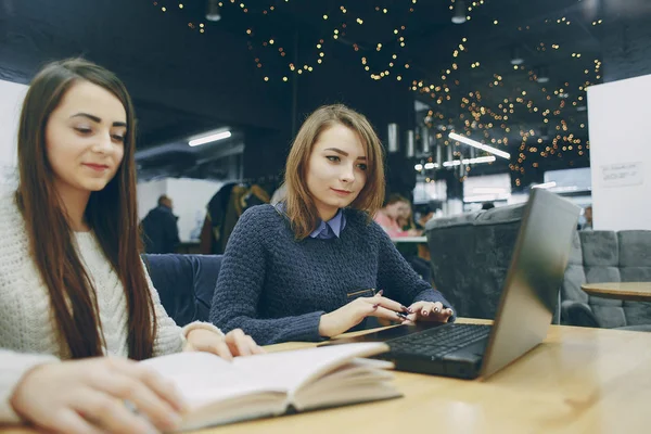 Chicas con libro — Foto de Stock