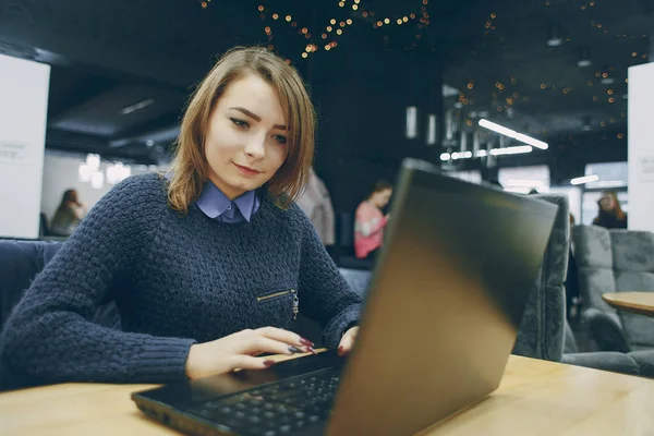 コンピュータを持った女の子 — ストック写真