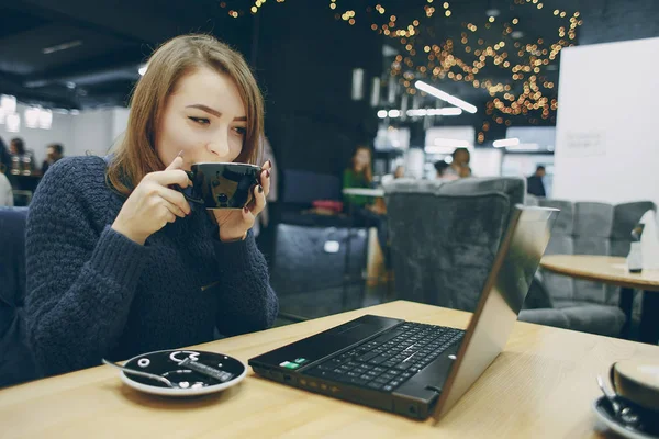 Chica con computadora — Foto de Stock