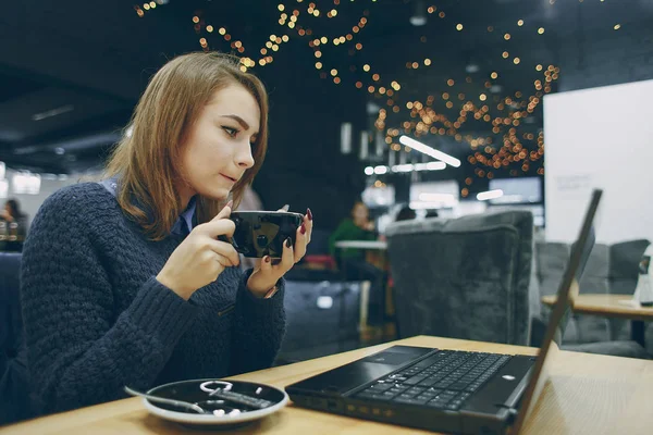 Chica con computadora — Foto de Stock