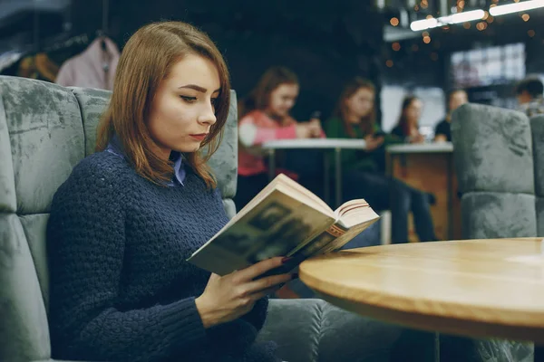 Meisje met boek — Stockfoto