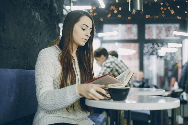 Chica con libro — Foto de Stock