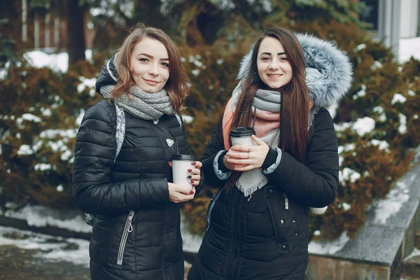 Meisjes in stad — Stockfoto